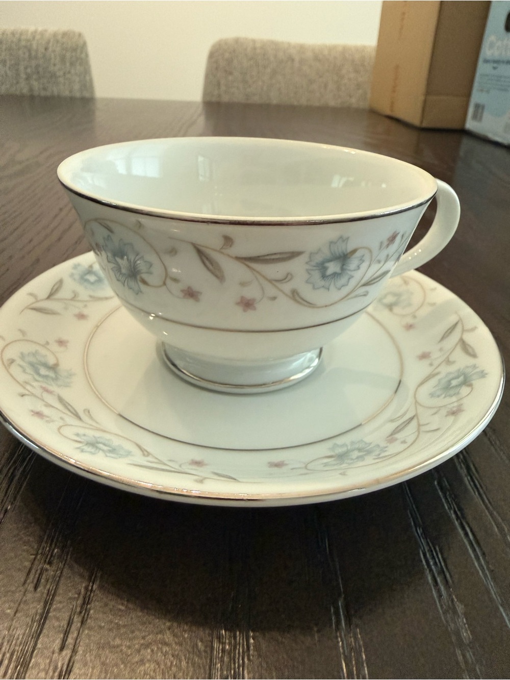 ☕ Elegant Vintage-Style Teacup & Saucer Set